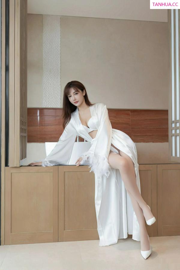 陆萱萱  [XiuRen]高清写真图 2025.09.25 No.10809 陆萱萱 白色睡袍第16张图片